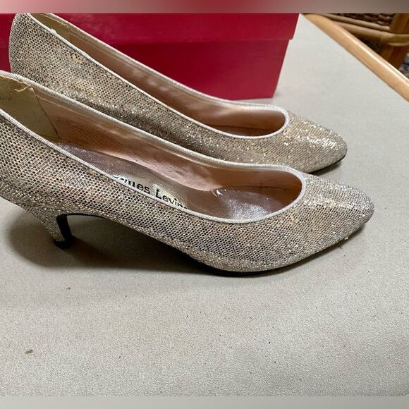 Adorable vintage silver heels by Jacques Levine in size 7 - Picture 2 of 4